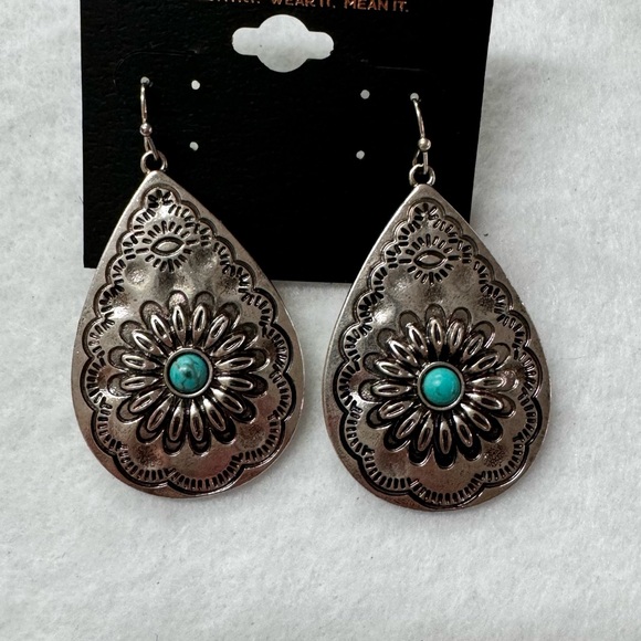 SHYANNE- Silver Teardrop drop earring - Picture 3 of 3